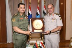 وزير الدفاع يبحث مع قيادات الجيش الليبي تعزيز التعاون وتأمين الحدود