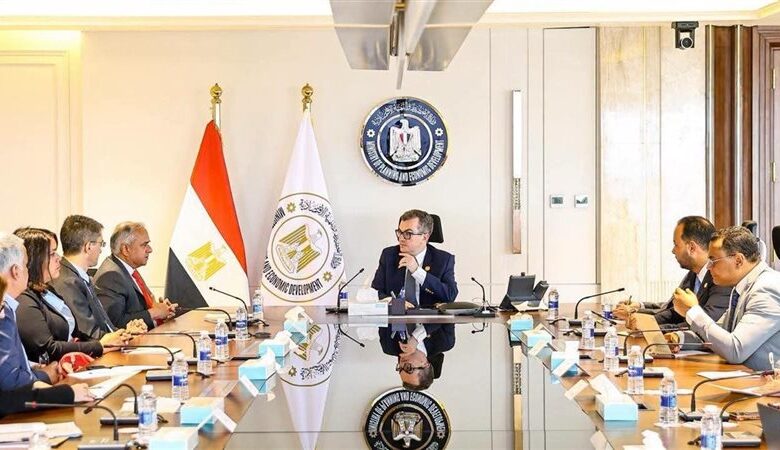 وزير التخطيط يبحث مع البنك الدولي تطوير السياسات الاقتصادية القائمة على البيانات