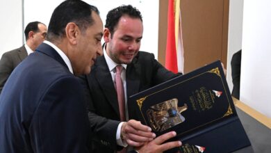 رئيس الوزراء يشهد تدشين أكبر منصة وطنية متكاملة للمعلومات التجارية. رئيس الوزراء يشهد تدشين أكبر منصة وطنية متكاملة للمعلومات التجارية. رئيس الوزراء يشهد إطلاق "موسوعة الوزارات المصرية منذ عام 1922" كأضخم سجل توثيقي وبصري متكامل لتاريخ الحكومات المصرية شهد الدكتور مصطفى مدبولي، رئيس مجلس الوزراء، اليوم، إطلاق أحدث إصدارات مركز الوثائق الاستراتيجية، الذراع التوثيقية لمركز المعلومات ودعم اتخاذ القرار بمجلس الوزراء، وذلك على هامش مشاركته في فعالية إطلاق "بوابة معلومات التجارة الخارجية" بمقر مركز المعلومات ودعم اتخاذ القرار بالعاصمة الجديدة. جاءت الإصدارة الجديدة تحت عنوان: "موسوعة الوزارات المصرية منذ عام 1922"، باعتبارها أضخم سجل توثيقي وبصري متكامل لتاريخ الحكومات المصرية الحديثة، ويوثق تطور التشكيلات الوزارية وهيكل الدولة المصرية على مدار أكثر من قرن. وتتضمن الموسوعة قاعدة بيانات دقيقة وشاملة تُنشر لأول مرة بهذا الحجم، حيث بلغ إجمالي المراسيم المتعلقة بالتشكيلات الوزارية الموثقة (318) مرسومًا، وشملت (97) تشكيلًا وزاريًا و (193) تعديلًا وزاريًا، فيما بلغ إجمالي الحقائب الوزارية الموثقة (2932) حقيبة وزارية، بما يجعلها مرجعًا وطنيًا فريدًا لتاريخ الإدارة الحكومية المصرية وتطورها المؤسسي. وقد اعتمد العمل في جميع مراحله على المصادر الرسمية، وفي مقدمتها "الوقائع المصرية" و"الجريدة الرسمية" والأرشيف القومي وغيرها من المصادر المعتمدة، بما يضمن دقة البيانات واتساقها الزمني. كما خضعت الموسوعة للمراجعة العلمية من عدد من أساتذة التاريخ والخبراء الأكاديميين، بما يعزز من قيمتها العلمية ويجعلها مرجعًا رصينًا للباحثين والمهتمين بالشأن العام. ومن جانبه، أكد الدكتور أسامة الجوهري، مساعد رئيس مجلس الوزراء ورئيس مركز المعلومات ودعم اتخاذ القرار، أن إطلاق موسوعة "الوزارات المصرية منذ عام 1922" يمثل إضافة معرفية استثنائية في تاريخ المركز، حيث تتجاوز الموسوعة مفهوم الرصد المرجعي التقليدي لتقدم توثيقًا شاملًا للتشكيلات الوزارية المصرية في إطار زمني منظم يعكس تطور الدولة المصرية ومسار العمل الحكومي عبر مختلف المراحل التاريخية. وأشار "الجوهري" إلى أن الموسوعة لا تقتصر على توثيق أسماء الحكومات والوزراء، بل تقدم سجلًا مؤسسيًا متكاملًا لتطور الجهاز الإداري للدولة المصرية، بما يسهم في إتاحة المعرفة وتعزيز الوعي بتاريخ الإدارة الحكومية المصرية، ويدعم الباحثين وصناع السياسات والمهتمين بالشأن العام. وأشاد الدكتور مصطفى مدبولي، رئيس مجلس الوزراء، بالجهود المبذولة في إعداد هذا العمل التوثيقي بما يليق بتاريخ الدولة المصرية ومؤسساتها العريقة، مؤكدًا أن حماية الذاكرة الوطنية وحفظ أرشيفها الإداري يمثلان ركيزة أساسية لضمان تواصل الأجيال واستلهام الخبرات المتراكمة عبر الزمن. وأضاف الدكتور مصطفى مدبولي أن الموسوعة تمثل نموذجًا للمشروعات الوطنية الهادفة إلى توثيق الذاكرة المؤسسية للدولة المصرية، وتعكس تطور هيكل الدولة وقدرتها المستمرة على البناء والتحديث ومواكبة المتغيرات المختلفة، بما يعزز من إتاحة المعرفة للأجيال الحالية والقادمة. كما ثمّن رئيس الوزراء الدور الذي يضطلع به مركز المعلومات ودعم اتخاذ القرار، وما يقدمه من جهود بحثية وتوثيقية تسهم في دعم متخذ القرار وصون الذاكرة الوطنية، مؤكدًا أهمية استمرار مثل هذه المبادرات المعرفية التي ترسخ الوعي بتاريخ مؤسسات الدولة وتعزز من الاستفادة من الخبرات المتراكمة عبر العقود. رئيس الوزراء يشهد تدشين أكبر منصة وطنية متكاملة للمعلومات التجارية.