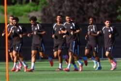 بعثة المنتخب الوطني تصل إلى كندا استعداداً لمواجهة منتخب نيوزيلندا في كأس العالم