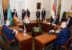وزير الخارجية يبحث مع نظيريه السعودي والتركي ومستشار الرئيس الأمريكي التطورات الإقليمية