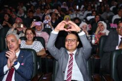 " طبيب القلوب ".. طلاب التربية الموسيقية يقدمون أغنية للدكتور أحمد المنشاوي .
