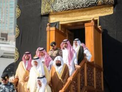 غسل الكعبة المشرفة مشهد إيماني تتوارثه الأجيال ويجسد عناية لا تنقطع بالبيت العتيق
