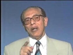 لو الأشياء المادية أهم من المعنوية.. لما دُفن الجسد وصعدت الروح للسماء يُعد الدكتور مصطفى محمود واحدًا من أبرز المفكرين العرب الذين اشتغلوا على سؤال الإنسان ومعنى