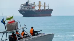 استخبارات أمريكا تحذر: إيران تسيطر على مضيق هرمز بسلاح أخطر من القنبلة النووية وقادرة على إغلاقه. استخبارات أمريكا تحذر: إيران تسيطر على مضيق هرمز بسلاح أخطر من القنبلة النووية وقادرة على إغلاقه. كشفت تقارير استخباراتية أمريكية عن تقديرات خطيرة تؤكد أن إيران باتت تمتلك سيطرة فعلية على مضيق هرمز، واصفة هذه القدرة بأنها سلاح أقوى من أي قنبلة نووية، نظراً لقدرة طهران على التحكم في شريان الطاقة العالمي وإغلاقه في أي وقت تقرر فيه ذلك. التقييمات الأمريكية أوضحت أن الحرب الأخيرة أثبتت عملياً قدرة إيران على قطع الممر المائي الحيوي واستهداف البنية التحتية للطاقة في دول الخليج، وهو تكتيك أصبح يشكل ورقة ضغط استراتيجية بيد طهران لا يمكن الاستهانة بها في أي مفاوضات مستقبلية. إيران لا تزال تحتفظ بترسانة عسكرية ضخمة تشمل صواريخ وطائرات مسيرة ومئات الزوارق السريعة، مما يجعل تهديد الملاحة البحرية وزرع الألغام خياراً متاحاً ومستخدماً بالفعل، خاصة مع استمرار طهران في إعادة بناء قدراتها الصناعية العسكرية بوتيرة متسارعة. رغم الحديث عن اتفاق إطاري مرتقب لفتح المضيق، تشير المصادر إلى وجود "خيار نووي اقتصادي" بديل لدى إيران، يتمثل في دفع الحوثيين لإغلاق مضيق باب المندب كخطوة انتقامية في حال انهيار المفاوضات مع الولايات المتحدة، مما يضع التجارة العالمية أمام تحديات مستمرة. الإدارة الأمريكية تحاول حالياً إيجاد آلية تمنع تكرار هذا السيناريو مستقبلاً، بينما يؤكد الخبراء أن إيران أصبحت أكثر جرأة بعد نجاحها في تعطيل حركة الملاحة دون تكاليف كبرى، مما يجعل التهديد بإغلاق الممرات البحرية أداة دائمة في الصراع الإقليمي. استخبارات أمريكا تحذر: إيران تسيطر على مضيق هرمز بسلاح أخطر من القنبلة النووية وقادرة على إغلاقه.