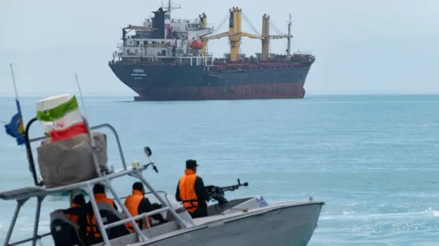 استخبارات أمريكا تحذر: إيران تسيطر على مضيق هرمز بسلاح أخطر من القنبلة النووية وقادرة على إغلاقه. استخبارات أمريكا تحذر: إيران تسيطر على مضيق هرمز بسلاح أخطر من القنبلة النووية وقادرة على إغلاقه. كشفت تقارير استخباراتية أمريكية عن تقديرات خطيرة تؤكد أن إيران باتت تمتلك سيطرة فعلية على مضيق هرمز، واصفة هذه القدرة بأنها سلاح أقوى من أي قنبلة نووية، نظراً لقدرة طهران على التحكم في شريان الطاقة العالمي وإغلاقه في أي وقت تقرر فيه ذلك. التقييمات الأمريكية أوضحت أن الحرب الأخيرة أثبتت عملياً قدرة إيران على قطع الممر المائي الحيوي واستهداف البنية التحتية للطاقة في دول الخليج، وهو تكتيك أصبح يشكل ورقة ضغط استراتيجية بيد طهران لا يمكن الاستهانة بها في أي مفاوضات مستقبلية. إيران لا تزال تحتفظ بترسانة عسكرية ضخمة تشمل صواريخ وطائرات مسيرة ومئات الزوارق السريعة، مما يجعل تهديد الملاحة البحرية وزرع الألغام خياراً متاحاً ومستخدماً بالفعل، خاصة مع استمرار طهران في إعادة بناء قدراتها الصناعية العسكرية بوتيرة متسارعة. رغم الحديث عن اتفاق إطاري مرتقب لفتح المضيق، تشير المصادر إلى وجود "خيار نووي اقتصادي" بديل لدى إيران، يتمثل في دفع الحوثيين لإغلاق مضيق باب المندب كخطوة انتقامية في حال انهيار المفاوضات مع الولايات المتحدة، مما يضع التجارة العالمية أمام تحديات مستمرة. الإدارة الأمريكية تحاول حالياً إيجاد آلية تمنع تكرار هذا السيناريو مستقبلاً، بينما يؤكد الخبراء أن إيران أصبحت أكثر جرأة بعد نجاحها في تعطيل حركة الملاحة دون تكاليف كبرى، مما يجعل التهديد بإغلاق الممرات البحرية أداة دائمة في الصراع الإقليمي. استخبارات أمريكا تحذر: إيران تسيطر على مضيق هرمز بسلاح أخطر من القنبلة النووية وقادرة على إغلاقه.