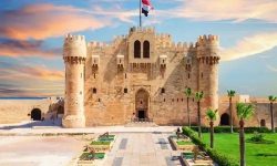 وزير السياحة والآثار والقائم بأعمال السفير الأمريكي يفتتحان قبة السلطان قايتباي بعد ترميمها.