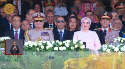 الرئيس السيسي يتسلم هدية تذكارية بمناسبة افتتاح مقر "الأوكتاجون"