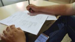 ضبط حالات غش إلكتروني بامتحان اللغة الإنجليزية للثانوية العامة تمكنت الجهات المختصة من رصد وضبط عدد من حالات الغش الإلكتروني خلال أداء طلاب الثانوية العامة 2026 لامتحان اللغة الأجنبية الأولى
