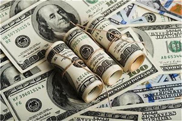 الدولار وهبوط ملحوظ في البنوك المصرية وسط مؤشرات اقتصادية