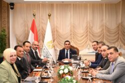 وزير الشباب يناقش آليات إطلاق مشروع "اقتصاد الشباب" لتعظيم مساهمة الشباب في النشاط الاقتصادي.