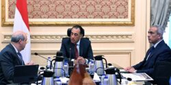 رئيس الوزراء يستعرض الموقف التنفيذي لمشروع مبني الركاب (٤) بمطار القاهرة الدولي