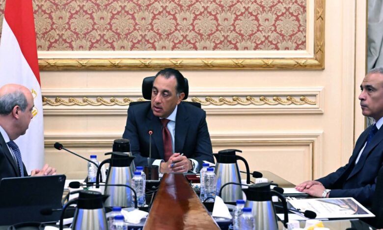 رئيس الوزراء يستعرض الموقف التنفيذي لمشروع مبني الركاب (٤) بمطار القاهرة الدولي