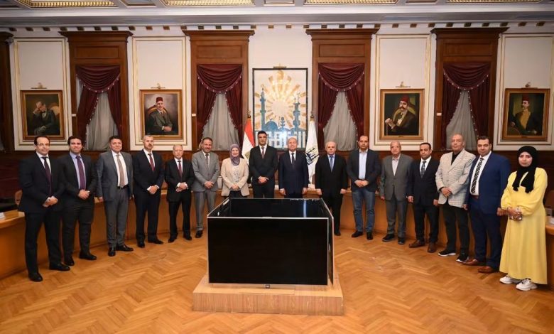 وزير الصناعة ومحافظ القاهرة يسلمان 40 عقد تقنين أوضاع لمصانع وورش بمنطقة شق الثعبان الصناعية.