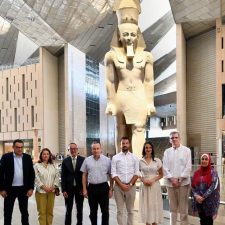 رئيس جمهورية الجبل الأسود وحرمه يزوران المتحف المصري الكبير.