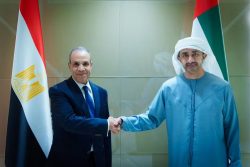 وزير الخارجية يلتقي نظيره الإماراتي في ابو ظبي لبحث تعزير العلاقات الثنائية.