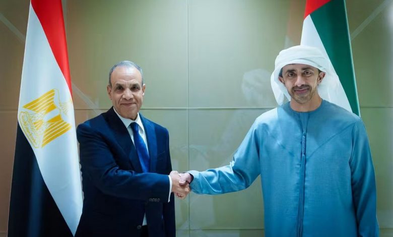 وزير الخارجية يلتقي نظيره الإماراتي في ابو ظبي لبحث تعزير العلاقات الثنائية.