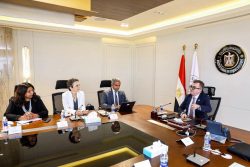 وزير التخطيط يتابع مع البنك الدولي آلية تمويل مشروعات البنية التحتية