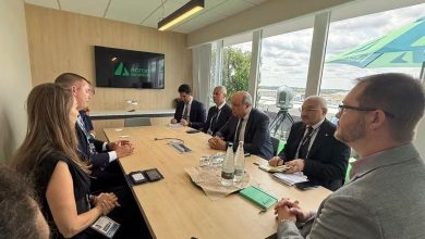 وزير الطيران المدني يبحث مع «Acron Aviation» البريطانية توسيع التعاون في تقنيات التدريب والمحاكاة المتقدمة. وزير الطيران المدني يبحث مع «Acron Aviation» البريطانية توسيع التعاون في تقنيات التدريب والمحاكاة المتقدمة. - "الحفني": الاستثمار في العنصر البشري وتطوير منظومات التدريب ركيزة أساسية لدعم كفاءة قطاع الطيران ومواكبة التطورات العالمية - رئيس Acron Aviation: نتطلع إلى توسيع التعاون مع أكاديمية مصر للطيران للتدريب وتقديم أحدث حلول المحاكاة والتأهيل التشغيلي في إطار مشاركته في معرض فارنبره الدولي للطيران 2026، عقد الدكتور سامح الحفني، وزير الطيران المدني، اجتماعًا مع السيد رون ني، رئيس شركة Acron Aviation البريطانية، بحضور الطيار أحمد عادل، رئيس مجلس إدارة الشركة القابضة لمصر للطيران، وأيمن ثابت، رئيس قطاع التخطيط بشركة مصر للطيران، لبحث فرص التعاون في مجالات أجهزة محاكاة الطيران، وأنظمة التدريب المتقدمة، وتبادل الخبرات، بما يسهم في تطوير الكوادر البشرية من خلال أكاديمية مصر للطيران للتدريب والأكاديمية المصرية لعلوم الطيران. واستعرض الجانبان أحدث الحلول التي تقدمها الشركة في مجالات المحاكاة والتأهيل التشغيلي، إلى جانب بحث الاستفادة من التقنيات الحديثة في تطوير برامج تدريب الطيارين وأطقم التشغيل والفنيين، بما يعزز كفاءة العنصر البشري، ويرتقي بمستويات السلامة التشغيلية، ويواكب التطورات المتسارعة في صناعة الطيران. وأكد الدكتور سامح الحفني أن الإستثمار في العنصر البشري يمثل أحد المحاور الرئيسية لاستراتيجية وزارة الطيران المدني، مشيرًا إلى أن مواكبة أحدث تقنيات التدريب والمحاكاة أصبحت ضرورة لإعداد كوادر مؤهلة تمتلك المهارات اللازمة للتعامل مع النظم التشغيلية الحديثة وفق أفضل المعايير الدولية. وأضاف الحفني أن أكاديمية مصر للطيران للتدريب تُعد من المؤسسات التدريبية الرائدة إقليميًا، مؤكدًا حرص الوزارة على توسيع التعاون مع الشركات العالمية المتخصصة لنقل المعرفة والتكنولوجيا، وتطوير البرامج التدريبية، وتعزيز مكانة الأكاديمية كمركز إقليمي متميز في مختلف تخصصات الطيران المدني. من جانبه، أكد الطيار أحمد عادل أن تطوير منظومة التدريب يمثل أحد المرتكزات الرئيسية لإستراتيجية مصر للطيران، مشيرًا إلى استمرار الشركة في تحديث برامجها التدريبية والاستفادة من أحدث تقنيات المحاكاة، بما يدعم كفاءة التشغيل وخطط التطوير المستدام للناقل الوطني. وبدوره ، أعرب السيد رون ني، رئيس شركة Acron Aviation، عن اعتزازه بالتعاون مع قطاع الطيران المدني المصري، مؤكدًا تطلع الشركة إلى توسيع التعاون مع أكاديمية مصر للطيران للتدريب والأكاديمية المصرية لعلوم الطيران، وتقديم أحدث حلول المحاكاة والتدريب المتقدم، بما يلبي احتياجات صناعة الطيران خلال المرحلة المقبلة. كما استعرض الهوية المؤسسية الجديدة للشركة، التي أُطلقت رسميًا خلال مشاركتها في معرض فارنبورو الدولي للطيران 2026، في أول ظهور لها بهويتها الجديدة. جدير بالذكر أن شركة Acron Aviation تعد من الشركات العالمية المتخصصة في حلول تكنولوجيا الطيران وأنظمة المحاكاة والتدريب، وتندرج ضمن مجموعة Acron Technologies، التي تضم شركات متخصصة في مجالات الطيران والدفاع والإنقاذ، وتقدم حلولًا متكاملة لدعم تطوير منظومات التدريب والتشغيل بقطاع الطيران. وزير الطيران المدني يبحث مع «Acron Aviation» البريطانية توسيع التعاون في تقنيات التدريب والمحاكاة المتقدمة.
