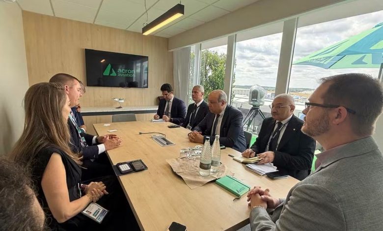 وزير الطيران المدني يبحث مع «Acron Aviation» البريطانية توسيع التعاون في تقنيات التدريب والمحاكاة المتقدمة. وزير الطيران المدني يبحث مع «Acron Aviation» البريطانية توسيع التعاون في تقنيات التدريب والمحاكاة المتقدمة. - "الحفني": الاستثمار في العنصر البشري وتطوير منظومات التدريب ركيزة أساسية لدعم كفاءة قطاع الطيران ومواكبة التطورات العالمية - رئيس Acron Aviation: نتطلع إلى توسيع التعاون مع أكاديمية مصر للطيران للتدريب وتقديم أحدث حلول المحاكاة والتأهيل التشغيلي في إطار مشاركته في معرض فارنبره الدولي للطيران 2026، عقد الدكتور سامح الحفني، وزير الطيران المدني، اجتماعًا مع السيد رون ني، رئيس شركة Acron Aviation البريطانية، بحضور الطيار أحمد عادل، رئيس مجلس إدارة الشركة القابضة لمصر للطيران، وأيمن ثابت، رئيس قطاع التخطيط بشركة مصر للطيران، لبحث فرص التعاون في مجالات أجهزة محاكاة الطيران، وأنظمة التدريب المتقدمة، وتبادل الخبرات، بما يسهم في تطوير الكوادر البشرية من خلال أكاديمية مصر للطيران للتدريب والأكاديمية المصرية لعلوم الطيران. واستعرض الجانبان أحدث الحلول التي تقدمها الشركة في مجالات المحاكاة والتأهيل التشغيلي، إلى جانب بحث الاستفادة من التقنيات الحديثة في تطوير برامج تدريب الطيارين وأطقم التشغيل والفنيين، بما يعزز كفاءة العنصر البشري، ويرتقي بمستويات السلامة التشغيلية، ويواكب التطورات المتسارعة في صناعة الطيران. وأكد الدكتور سامح الحفني أن الإستثمار في العنصر البشري يمثل أحد المحاور الرئيسية لاستراتيجية وزارة الطيران المدني، مشيرًا إلى أن مواكبة أحدث تقنيات التدريب والمحاكاة أصبحت ضرورة لإعداد كوادر مؤهلة تمتلك المهارات اللازمة للتعامل مع النظم التشغيلية الحديثة وفق أفضل المعايير الدولية. وأضاف الحفني أن أكاديمية مصر للطيران للتدريب تُعد من المؤسسات التدريبية الرائدة إقليميًا، مؤكدًا حرص الوزارة على توسيع التعاون مع الشركات العالمية المتخصصة لنقل المعرفة والتكنولوجيا، وتطوير البرامج التدريبية، وتعزيز مكانة الأكاديمية كمركز إقليمي متميز في مختلف تخصصات الطيران المدني. من جانبه، أكد الطيار أحمد عادل أن تطوير منظومة التدريب يمثل أحد المرتكزات الرئيسية لإستراتيجية مصر للطيران، مشيرًا إلى استمرار الشركة في تحديث برامجها التدريبية والاستفادة من أحدث تقنيات المحاكاة، بما يدعم كفاءة التشغيل وخطط التطوير المستدام للناقل الوطني. وبدوره ، أعرب السيد رون ني، رئيس شركة Acron Aviation، عن اعتزازه بالتعاون مع قطاع الطيران المدني المصري، مؤكدًا تطلع الشركة إلى توسيع التعاون مع أكاديمية مصر للطيران للتدريب والأكاديمية المصرية لعلوم الطيران، وتقديم أحدث حلول المحاكاة والتدريب المتقدم، بما يلبي احتياجات صناعة الطيران خلال المرحلة المقبلة. كما استعرض الهوية المؤسسية الجديدة للشركة، التي أُطلقت رسميًا خلال مشاركتها في معرض فارنبورو الدولي للطيران 2026، في أول ظهور لها بهويتها الجديدة. جدير بالذكر أن شركة Acron Aviation تعد من الشركات العالمية المتخصصة في حلول تكنولوجيا الطيران وأنظمة المحاكاة والتدريب، وتندرج ضمن مجموعة Acron Technologies، التي تضم شركات متخصصة في مجالات الطيران والدفاع والإنقاذ، وتقدم حلولًا متكاملة لدعم تطوير منظومات التدريب والتشغيل بقطاع الطيران. وزير الطيران المدني يبحث مع «Acron Aviation» البريطانية توسيع التعاون في تقنيات التدريب والمحاكاة المتقدمة.