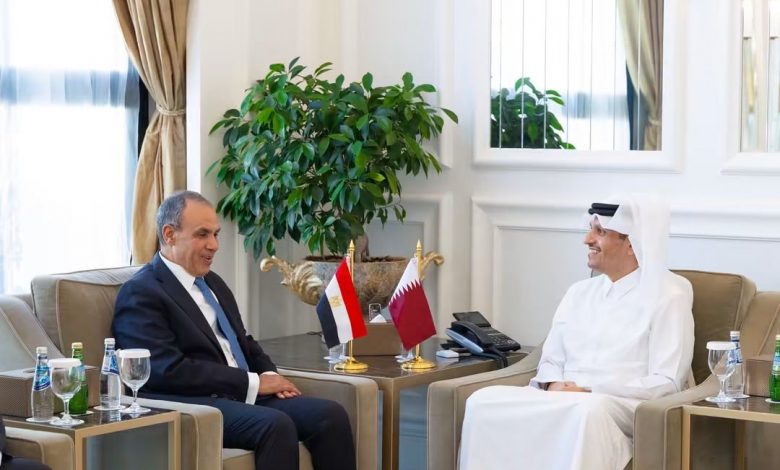 وزير الخارجية يلتقي نظيره القطري في الدوحة ويبحثان سبل تعزير العلاقات الثنائية.