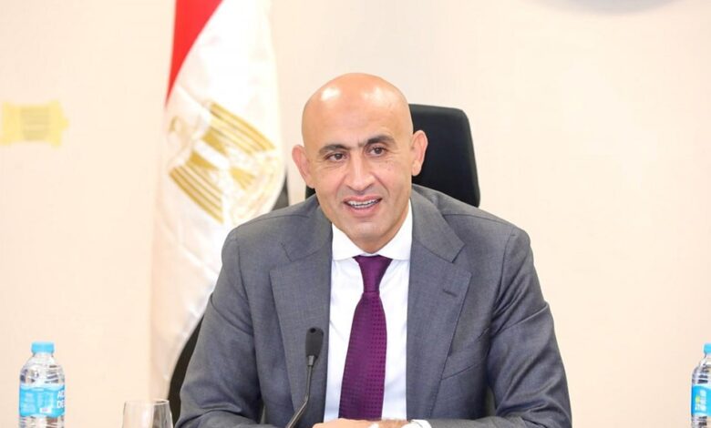 طلب إحاطة لوزير التربية والتعليم بعد إمتحان الكيمياء للثانوية العامه. طلب إحاطة لوزير التربية والتعليم بعد إمتحان الكيمياء للثانوية العامه. تقدم النائب عمرو السعيد فهمي، عضو مجلس النواب، بطلب إحاطة اليوم إلى المستشار رئيس مجلس النواب، موجه إلى الدكتور رئيس مجلس الوزراء، ووزير التربية والتعليم والتعليم الفني، بشأن الشكاوى الواردة من طلاب الثانوية العامة وأولياء الأمور حول امتحان مادة الكيمياء للعام الدراسي 2025/2026. وقال فهمي، في طلب الإحاطة المقدم استنادًا إلى حكم المادة (134) من الدستور، والمادة (212) من اللائحة الداخلية لمجلس النواب، إن الساعات الماضية شهدت حالة واسعة من الجدل والاستياء بين طلاب الثانوية العامة وأولياء الأمور عقب أداء امتحان مادة الكيمياء، حيث تكررت الشكاوى بشأن صعوبة عدد من الأسئلة، ووجود أجزاء بالامتحان تجاوزت المستوى المتوقع للطالب المتوسط وفق ما تم تداوله من آراء الطلاب والمعلمين والمتخصصين. وأوضح فهمي، أن ذلك ترتب عليه حالة من القلق والتوتر النفسي بين الطلاب وأسرهم، بما يستوجب الوقوف على حقيقة الأمر بصورة موضوعية وعلمية، حفاظًا على مبدأ تكافؤ الفرص بين جميع الطلاب، وضمانًا لسلامة وعدالة منظومة التقييم والامتحانات، مؤكدا أن امتحانات الثانوية العامة تمثل محطة فاصلة في مستقبل مئات الآلاف من الطلاب، الأمر الذي يتطلب مراجعة دقيقة لمدى مطابقة امتحان الكيمياء للمواصفات الفنية المعتمدة للورقة الامتحانية، ومدى توافق الأسئلة مع نواتج التعلم والمستويات المستهدفة للطلاب. وطالب عضو مجلس النواب الحكومة بسرعة اتخاذ الإجراءات اللازمة، والتي تشمل تشكيل لجنة فنية متخصصة ومحايدة لمراجعة امتحان مادة الكيمياء للثانوية العامة للعام الدراسي 2025/2026، وبيان مدى مطابقة الامتحان لمواصفات الورقة الامتحانية المعتمدة من وزارة التربية والتعليم، وتحديد نسبة الأسئلة التي جاءت فوق مستوى الطالب المتوسط ومدى تأثيرها على التوزيع العادل للدرجات، وإعلان نتائج المراجعة للرأي العام تحقيقًا للشفافية وطمأنة الطلاب وأولياء الأمور، إلى جانب مراجعة آليات إعداد ومراجعة امتحانات الثانوية العامة لضمان تحقيق العدالة وتكافؤ الفرص بين جميع الطلاب. واختتم النائب عمرو فهمي طلبه بالمطالبة بإحالته إلى لجنة التعليم بمجلس النواب لمناقشته، واتخاذ ما يلزم من إجراءات في هذا الشأن. طلب إحاطة لوزير التربية والتعليم بعد إمتحان الكيمياء للثانوية العامه.
