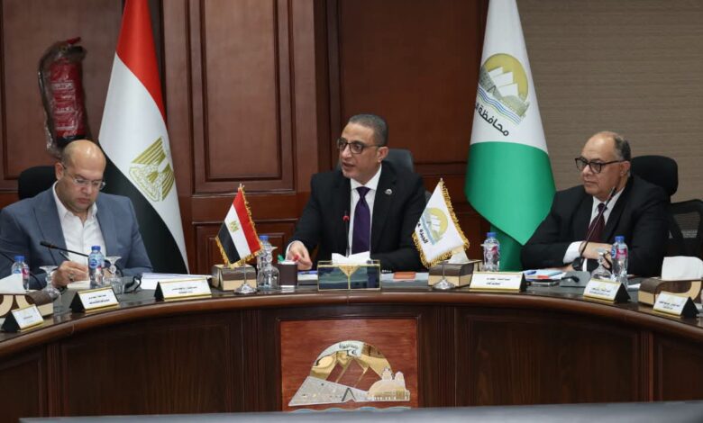 محافظ الجيزة يناقش إحتياجات أهالي منشأة القناطر وأوسيم والوراق مع أعضاء مجلسي النواب والشيوخ