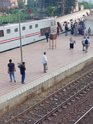 خروج عربة من قطار كفر الشيخ – طنطا عن القضبان بمحطة محلة روح