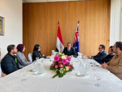 سفير مصر في أستراليا يلتقي بمجموعة من الدارسين المصريين بالجامعات الأسترالية