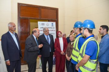 رئيس جامعة الإسكندرية والسفير هشام بدر ونائبة محافظ الإسكندرية المبادرة الوطنية للمشروعات الخضراء الذكية