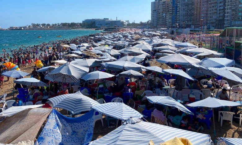 شواطئ الإسكندرية تستقبل 2.3 مليون زائر خلال يومين شواطئ الإسكندرية تستقبل 2.3 مليون زائر خلال يومين