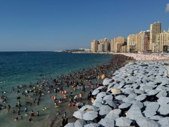 محافظ الإسكندرية رفع درجة الاستعداد القصوى مع استقبال نحو 1.5 مليون زائر بشواطئ الإسكندرية