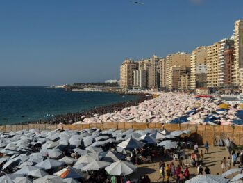 محافظ الإسكندرية رفع درجة الاستعداد القصوى مع استقبال نحو 1.5 مليون زائر بشواطئ الإسكندرية