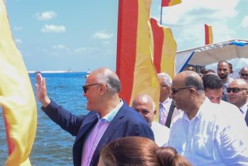 محافظ الإسكندرية يشهد فعاليات نادي الغوص والعروض البحرية والجوية احتفالًا بالعيد القومي ال 74 للمحافظة
