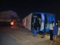 تصادم بين أتوبيس وسيارة نقل ثقيل «تريلا» بمنطقة الكيلو 10 على طريق محور الضبعة