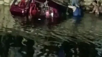 سقوط سيارة فان من أعلى كوبري الوحدة بفاقوس