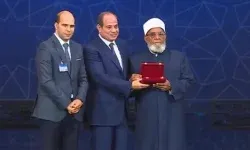 الرئيس السيسي يكرم عددا من العلماء والنابهين بوسام العلوم والفنون من الطبقة الأولى