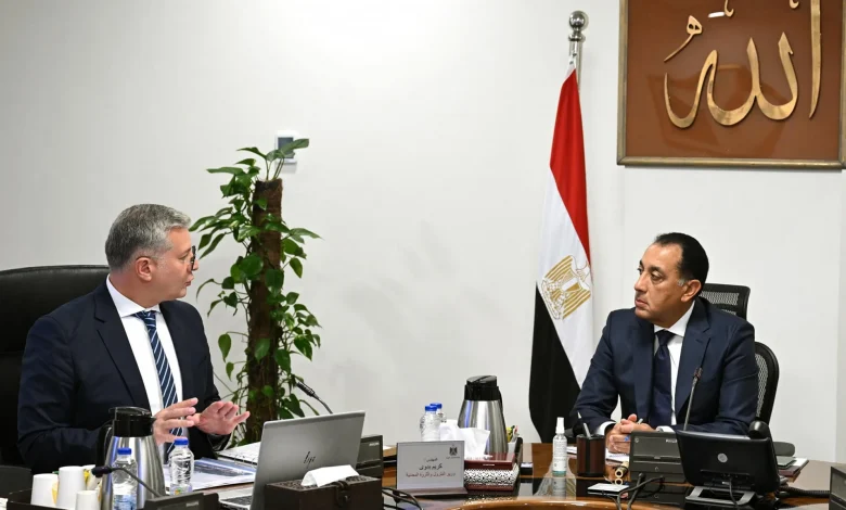 رئيس الوزراء يتابع مع وزير البترول عدداً من ملفات العمل.