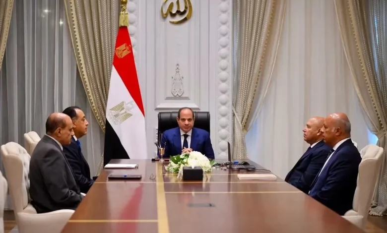إجتمع الرئيس السيسي، بمدينة العلمين اليوم، مع رئيس مجلس الوزراء، ووزير النقل، ومُستشار رئيس الجمهورية للتخطيط العمراني.