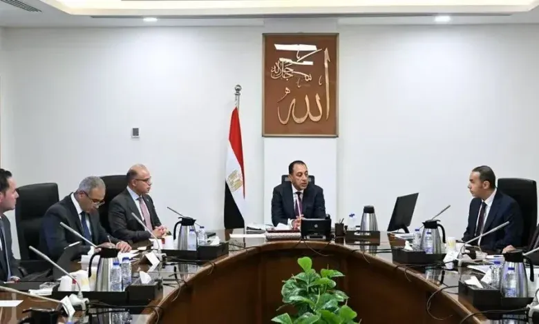 رئيس الوزراء يستعرض عددا من المقترحات لتطوير أداء البورصة المصرية