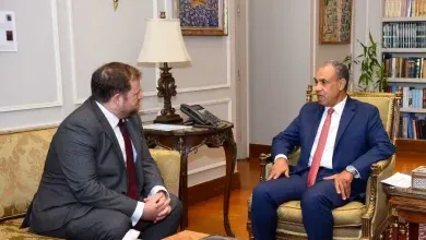 وزير الخارجية يستقبل وزير الدولة البريطاني للشرق الأوسط. وزير الخارجية يستقبل وزير الدولة البريطاني للشرق الأوسط. استقبل د. بدر عبد العاطي، وزير الخارجية والتعاون الدولي والمصريين بالخارج، يوم الثلاثاء ١٨ أغسطس، ستيفن داوتي، وزير الدولة البريطاني للشرق الأوسط، في إطار زيارته إلى مصر، حيث بحث الوزيران سبل تعزيز العلاقات الثنائية، والتطورات الإقليمية والدولية ذات الاهتمام المشترك. استهل الوزير عبد العاطي اللقاء بتوجيه التهنئة للوزير البريطاني على توليه مهام منصبه، مشددا على أهمية مواصلة تعزيز التشاور والتنسيق بين البلدين خلال المرحلة المقبلة، سواء على صعيد العلاقات الثنائية أو بشأن مختلف القضايا الإقليمية والدولية ذات الاهتمام المشترك. وأعرب الوزير عبد العاطي عن التطلع لمواصلة تعزيز العلاقات الاقتصادية والتجارية والاستثمارية بين البلدين، والبناء على ما تشهده العلاقات الثنائية من زخم في مختلف المجالات، لاسيما في أعقاب انعقاد الدورة الثالثة لمجلس المشاركة المصري البريطاني في يونيو الماضي، ومواصلة متابعة تنفيذ اتفاق المشاركة بين البلدين. كما أكد أهمية تعزيز نفاذ الصادرات المصرية إلى السوق البريطاني، بما يسهم في زيادة حجم التبادل التجاري، وتشجيع المزيد من الاستثمارات البريطانية المباشرة في السوق المصرية، بما يحقق المصالح المشتركة للبلدين. وعلى صعيد القضايا الإقليمية، بحث الجانبان تطورات الأوضاع في قطاع غزة والضفة الغربية، حيث أدان الوزيران التصريحات الأخيرة لوزير الأمن القومي الإسرائيلي إيتمار بن غفير والتي تضمنت دعوات إلى قتل عشرات الفلسطينيين في قطاع غزة بصورة يومية وتشجيع تهجير الفلسطينيين من القطاع وبناء المستوطنات الإسرائيلية. ومن جانبه، اكد الوزير عبد العاطي ان هذه التصريحات التحريضية المدانة، تتنافى تماما مع مبادئ القانون الدولي والقيم الإنسانية، وتؤجج التوتر وتقوض الجهود الرامية إلى تحقيق السلام والاستقرار في المنطقة. وفي هذا السياق، أكد الوزير عبد العاطي دعم مصر لخطة الرئيس الأمريكي دونالد ترامب للسلام وقرار مجلس الأمن رقم ٢٨٠٣، متناولا ايضا الأوضاع في الضفة الغربية، رافضا بشكل كامل السياسات الاستيطانية الإسرائيلية التوسعية وتصاعد عنف المستوطنين ومصادرة الاراضى. كما شدد على ضرورة تبنى موقف دولى حازم ضد هذه الممارسات غير المشروعة، والحيلولة دون تفاقم الأوضاع، فضلاً عن ضرورة دعم السلطة الفلسطينية. كما تناول اللقاء التطورات المرتبطة بإيران، حيث أكد الوزير عبد العاطي أهمية تغليب المسار الدبلوماسي، وتعزيز الحوار ومواصلة جهود الوساطة، وتجنُب التصعيد العسكري، مشدداً على أهمية ضمان أمن وحرية الملاحة الدولية وفقاً لقواعد القانون الدولي، في ضوء التداعيات الخطيرة للتوترات الراهنة على أمن الطاقة وسلاسل الإمداد وحركة التجارة العالمية. وفيما يتعلق بالسودان، استعرض الوزير عبد العاطي ثوابت الموقف المصري، مؤكداً دعم مصر لوحدة السودان وسلامة أراضيه ومؤسساته الوطنية، وضرورة التوصل إلى تسوية سياسية تحفظ مصالح الشعب السوداني، إلى جانب مواصلة الجهود والتنسيق مع الشركاء الإقليميين والدوليين لاحتواء الأزمة وتخفيف معاناة الشعب السوداني. وفي ختام اللقاء، شهد الوزيران توقيع إعلان النوايا بين مصر والمملكة المتحدة بشأن الهجرة، حيث أعرب الوزير عبد العاطي عن التطلع لأن يمثل الاتفاق خطوة جديدة لتعزيز التعاون بين البلدين في هذا المجال، مؤكداً أن مواجهة الهجرة غير الشرعية تتطلب مقاربة شاملة تجمع بين مكافحة الشبكات الإجرامية والاتجار بالبشر، ومعالجة الأسباب الجذرية للظاهرة من خلال دعم التنمية وتوفير فرص العمل، إلى جانب تعزيز مسارات الهجرة النظامية. وزير الخارجية يستقبل وزير الدولة البريطاني للشرق الأوسط.