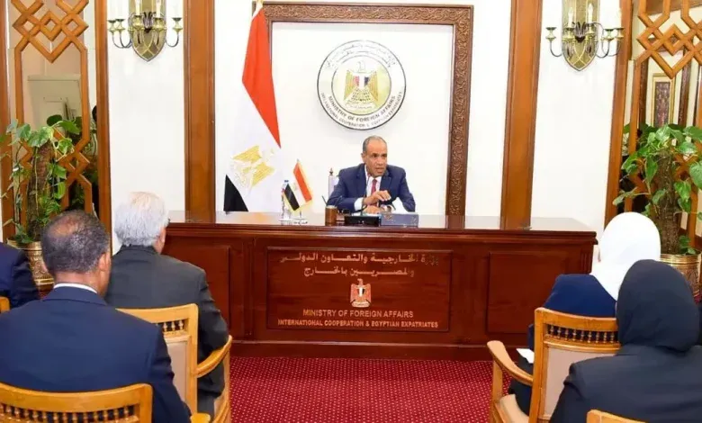 وزير الخارجية يجتمع مع مع قيادات والعاملين بقطاع التعاون الدولي بالوزارة لمتابعة سير العمل بالقطاع.