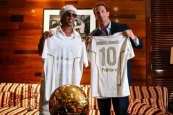 رونالدينيو يعود للملاعب.. أسطورة برشلونة يكشف أهدافه مع رافينا