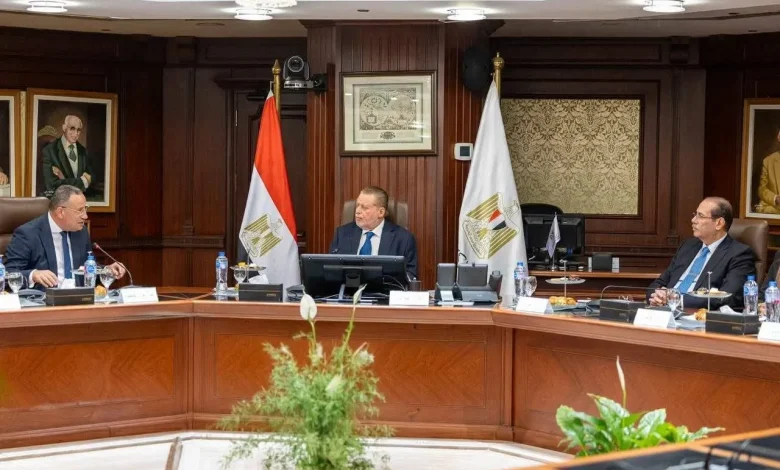 محافظ البنك المركزي ووزير التعليم العالي يبحثان استعدادات المرحلة الثانية من "منحة علماء المستقبل" لدعم الطلاب المتفوقين بالجامعات الأهلية محافظ البنك المركزي ووزير التعليم العالي يبحثان استعدادات المرحلة الثانية من "منحة علماء المستقبل" في إطار التعاون المشترك بين البنك المركزي المصري ووزارة التعليم العالي والبحث العلمي، عقد السيد حسن عبد الله، محافظ البنك المركزي المصري، اجتماعًا مع الدكتور عبد العزيز قنصوة، وزير التعليم العالي والبحث العلمي والقائم بعمل وزير الثقافة، بمقر البنك المركزي، لمتابعة مستجدات المبادرة الوطنية "منحة علماء المستقبل" والاستعداد لإطلاق المرحلة الثانية منها مع بداية العام الجامعي 2026/2027، والتي تستهدف دعم الطلاب المتفوقين من ذوي الاستحقاق الاجتماعي وتمكينهم من الالتحاق بالجامعات الأهلية. ويأتي اللقاء استمرارًا للتنسيق بين الجانبين لضمان استدامة المبادرة وتوسيع قاعدة المستفيدين منها، بما يتماشى مع رؤية الدولة المصرية في الاستثمار في العنصر البشري، وإعداد كوادر علمية مؤهلة تسهم في دعم مسيرة التنمية المستدامة. وشهد الاجتماع حضور عدد من قيادات البنك المركزي، من بينهم طارق الخولي نائب المحافظ للاستقرار المصرفي، وغادة توفيق وكيل المحافظ للمسؤولية المجتمعية، ورشا منصور وكيل المحافظ لقطاع الموارد البشرية، ومحمد شعبان وكيل المحافظ للشؤون القانونية، ونهال أورخان القائم بأعمال رئيس الإدارة المركزية للاتصال المؤسسي، إلى جانب عدد من قيادات وزارة التعليم العالي. واستعرض الجانبان نتائج المبادرة خلال العام الجامعي 2025/2026، وما حققته من نجاح في دعم الطلاب المتفوقين المستحقين اجتماعيًا بمختلف المحافظات، كما ناقشا آليات تطوير المنحة وزيادة أعداد المستفيدين منها خلال العام الجامعي الجديد، بما يعزز فرص التحاق الطلاب المتميزين بالتعليم الجامعي عالي الجودة. وأكد محافظ البنك المركزي حسن عبد الله أن دعم التعليم العالي والبحث العلمي يمثل أحد المحاور الرئيسية التي يوليها البنك المركزي اهتمامًا كبيرًا في إطار مسؤوليته المجتمعية، مشيرًا إلى أن الاستثمار في الطلاب المتفوقين هو استثمار مباشر في مستقبل مصر، ويعكس التزام البنك المركزي والقطاع المصرفي بالمساهمة في تحقيق أهداف التنمية المستدامة. وأضاف أن مبادرة "منحة علماء المستقبل" تمثل نموذجًا ناجحًا للتكامل بين مؤسسات الدولة والقطاع المصرفي والمجتمع المدني، بما يتيح فرصًا تعليمية عادلة للطلاب المتميزين، ويسهم في إعداد جيل قادر على مواكبة متطلبات الاقتصاد المعرفي وسوق العمل الحديث. كما أشاد المحافظ بالدور الذي تقوم به وزارة التعليم العالي في إعداد الكفاءات الوطنية، مثمنًا تعاونها مع البنك المركزي في إطلاق برنامج بكالوريوس العلوم المصرفية لأول مرة في مصر بعدد من كليات التجارة، والذي بدأ تطبيقه اعتبارًا من العام الجامعي الماضي لتأهيل كوادر مصرفية متخصصة تلبي احتياجات القطاع المالي. من جانبه، أكد الدكتور عبد العزيز قنصوة أن الوزارة حريصة على استمرار التعاون مع البنك المركزي لتعزيز فرص التعليم أمام الطلاب المتفوقين من ذوي الاستحقاق الاجتماعي، مشيدًا بالدور الذي يقوم به القطاع المصرفي في دعم منظومة التعليم من خلال مبادرات المسؤولية المجتمعية. وأشار الوزير إلى أن الوزارة تعمل على توسيع الشراكات مع مختلف مؤسسات الدولة بما يضمن استدامة المبادرة وزيادة أثرها، بما يسهم في إعداد كوادر قادرة على الإبداع والابتكار والمنافسة في مختلف المجالات. وتعد مبادرة "منحة علماء المستقبل" إحدى المبادرات الوطنية الرامية إلى تمكين الطلاب المتفوقين غير القادرين من استكمال تعليمهم الجامعي، من خلال توفير فرص تعليمية متكافئة داخل الجامعات الأهلية، بما يرسخ مبدأ العدالة الاجتماعية ويعزز الاستثمار في التعليم والبحث العلمي. وفي هذا السياق، تم تخصيص الحساب رقم 7070 بالبنوك المصرية لتلقي المساهمات الموجهة لدعم الطلاب المستفيدين من المبادرة، بما يفتح المجال أمام مؤسسات القطاع المصرفي والقطاع الخاص وأفراد المجتمع للمشاركة في دعم المتفوقين، وترسيخ ثقافة التكافل المجتمعي، والإسهام في إعداد جيل من العلماء والباحثين القادرين على قيادة مستقبل التنمية في مصر. محافظ البنك المركزي ووزير التعليم العالي يبحثان استعدادات المرحلة الثانية من "منحة علماء المستقبل"