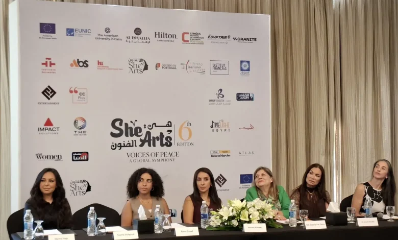 مهرجان "هي الفنون Arts- "She يكشف تفاصيل دورته السادسة. مهرجان "هي الفنون Arts- "She يكشف تفاصيل دورته السادسة. تحت شعار اصوات السلام سيمفونيه عالميه مشاركة دولية وأعمال حصرية تُعرض لأول مرة احتفاءً بإبداع المرأة نسمة محجوب وفرح الديباني ومروة ناجي يتصدرن فعاليات المهرجان لأول مرة معارض فنية في «سينما راديو» و«ذا فاكتوري» بالشراكة مع شركة الإسماعيلية القاهرة، مصر– 4 أغسطس :2026 كشفت إدارة مهرجان "هي الفنون Arts- "She خلال مؤتمر صحفي عُقد بالقاهرة في فندق هيلتون جراند نايل، عن تفاصيل وبرنامج الدورة السادسة للمهرجان، المقرر إقامتها خلال الفترة من 1 إلى 4 أكتوبر 2026، برعاية وزارة الثقافة المصرية، وبمشاركة نخبة من الفنانات والفنانين من مصر ومختلف دول العالم. تحت شعار «أصوات السلام.. سيمفونية عالمية»، في رسالة تؤكد قدرة الفن على مد جسور الحوار بين الشعوب وترسيخ قيم السلام والتفاهم الإنساني. وأُقيم المؤتمر الصحفي يوم الثلاثاء 4 أغسطس 2026 بفندق هيلتون جراند نايل، وتحدث خلاله كلٌ من سعادة السفيرة سوزانا فاز باتو، سفيرة البرتغال لدى جمهورية مصر العربية، والدكتورة إيرما جونزاليس، رئيسة القسم الثقافي بسفارة البرتغال في مصر، والأستاذة إستر فاتس ي، مديرة المركز الثقافي المجري بالقاهرة، والأستاذة ريم فؤاد مديرة الاتصالات بإتحاد المعاهد الثقافية الأوروبية الوطنية " EUNIC " ، والأستاذة نيفين قناوي، مؤسسة ومديرة مهرجان «هي الفنون»، وذلك بحضور عدد من الفنانات المصريات، في مقدمتهن نسمة محجوب ومروة ناجي. ومن المقرر أن تُقام فعاليات الدورة السادسة في حرم الجامعة الأمريكية بالقاهرة بميدان التحرير، في قلب القاهرة التاريخية، الذي يتحول على مدار أربعة أيام إلى منصة تحتفي بالفنون والثقافات العالمية، بمشاركة نخبة من الفنانين والمبدعين من مصر وعدد من الدول الأوروبية والآسيوية، من بينها إسبانيا، وإستونيا، وإيطاليا، والمجر، والبرتغال، واليابان، والهند، وإندونيسيا، بما يعكس الطابع الدولي للمهرجان ويعزز الحوار والتبادل الثقافي بين الشعوب. ولأول مرة، يشهد المهرجان تعاونًا مع شركة الإسماعيلية للاستثمار العقاري من خلال إقامة معارض فنية في ممر سينما راديو و"ذا فاكتوري"، في إطار رؤية مشتركة لإحياء وسط القاهرة كوجهة ثقافية وفنية، وإبراز ما تزخر به المنطقة من تراث معماري وثقافي من خلال الفنون والأنشطة الإبداعية. وتتضمن الدورة السادسة مجموعة من الأعمال والفاعليات والعروض الفنية الحصرية التي تُقدم لأول مرة، التي تجمع بين الموسيقى والفنون البصرية والأنشطة الثقافية في إطار حرص المهرجان على إنتاج تجارب إبداعية جديدة تعكس هويته ورسائله الثقافية، وتمنح الجمهور عروضًا استثنائية لا تُشاهد إلا على مسرح "هي الفنون Arts- ."She كما يشهد المهرجان هذا العام تكريم الموسيقار الكبير هاني شنودة، تقديرًا لمسيرته الفنية الاستثنائية ودوره الرائد في إثراء وتطوير الموسيقى المصرية المعاصرة. ويأتي هذا التكريم من خلال عرض فني خاص يجمع الفنانات اللاتي قدّمن أعمالًا غنائية معه على مدار مسيرته، احتفاءً بتأثيره الممتد في أجيال من الموسيقيين والمبدعين. ومن جانبها صرحت نيفين قناوي، مؤسسة ومديرة المهرجان "نؤمن بأن الفن لا يغيّر العالم فحسب، بل يغيّر الطريقة التي يرى بها الناس بعضهم البعض. ولهذا اخترنا شعار "أصوات السلام.. سيمفونية عالمية"، لأننا نؤمن بأن كل صوت وكل ثقافة يمكن أن تكون جزءًا من سيمفونية واحدة عنوانها السلام." وأضافت قناوي "يواصل المهرجان التزامه بمنح السيدات منصة للتعبير والتأثير وتحقيق التقدير المستحق، ويأتي ذلك انطلاقا من إيماننا بأن المرأة ليست فقط جزءًا من المشهد الفني، بل هي من صانعيه الأساسيين، ودورها لا يقل أهمية في تشكيل الحراك الثقافي والإبداعي حول العالم." كما تشهد الدورة الجديدة مشاركة عدد من الأسماء الفنية البارزة، من بينها المتزو سوبرانو المصرية العالمية فرح الديباني، والفنانة نسمة محجوب، إلى جانب الفنانة مروة ناجي، ضمن برنامج فني متنوع سيُعلن عن تفاصيله تباعًا خلال الفترة المقبلة. ويواصل المهرجان تنظيم مسابقة "هي الفنون Arts- "She الموسيقية، التي أصبحت إحدى أبرز فعالياته السنوية، وتهدف إلى اكتشاف ودعم المواهب الشابة، وإتاحة الفرصة للموسيقيين والموسيقيات لعرض أعمالهم أمام لجنة تحكيم متخصصة وجمهور المهرجان. كما يشهد المهرجان أيضا عودة أوركسترا النور والأمل للمشاركة في فعالياته، بعد النجاح الكبير الذي حققته خلال مشاركتها في الدورة الثانية، تأكيدًا على التزام المهرجان بدعم النماذج الفنية الملهمة. وعلى مدار خمس دورات متتالية، نجح مهرجان Arts» «She في ترسيخ مكانته كأحد أبرز المهرجانات الثقافية الدولية في المنطقة، مستضيفًا أكثر من 2000 فنانة وفنان من مختلف أنحاء العالم، ومستقبلًا ما يزيد على 21 ألف زائر، إلى جانب دعمه لأكثر من 1000 موهبة فنية نسائية، بالتعاون مع عشرات الشركاء المحليين والدوليين. ويواصل المهرجان، في دورته السادسة، رسالته بوصفه أول مهرجان دولي في الشرق الأوسط يركز على تمكين المرأة في الفنون، وتعزيز الحوار الثقافي والتبادل الإبداعي بين مصر والعالم، انطلاقًا من إيمانه بأن الفن يمثل لغة عالمية قادرة على بناء جسور التواصل ونشر قيم السلام والتفاهم بين الشعوب. مهرجان "هي الفنون Arts- "She يكشف تفاصيل دورته السادسة.