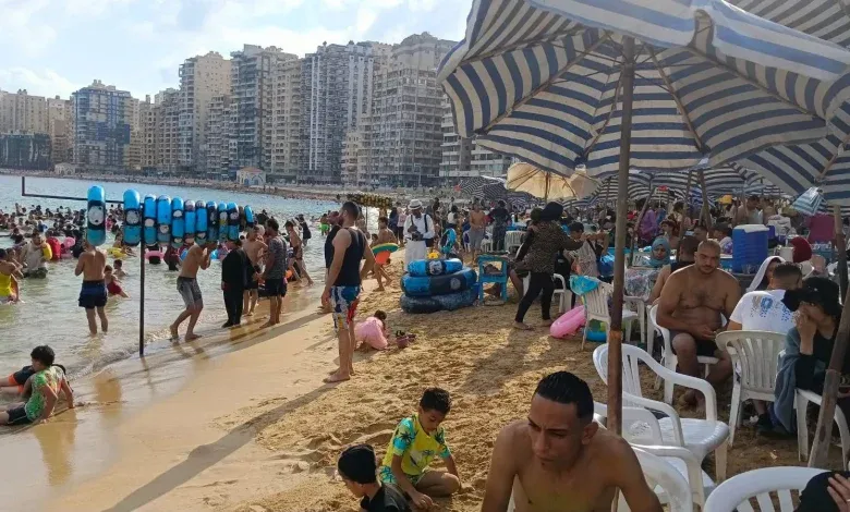 إقبال واسع على شواطىء قطاعات شرق مدينة الإسكندرية