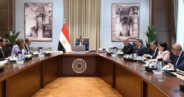 رئيس الوزراء يستعرض الترتيبات النهائية لزيارة الرئيس الصيني لمصر. رئيس الوزراء يستعرض الترتيبات النهائية لزيارة الرئيس الصيني لمصر. أكد رئيس مجلس الوزراء الدكتور مصطفى مدبولي، الأهمية التي تحظى بها زيارة الرئيس الصيني في زيادة أطر التعاون بين مصر و الصين، ودفع مسارات التنسيق والتعاون المشترك بينهما في مختلف المجالات. جاء ذلك خلال الاجتماع الذي عقد مدبولي اليوم / الاثنين/ بمقر الحكومة بالعاصمة الجديدة لاستعراض الترتيبات النهائية لزيارة الرئيس الصيني شي جين بينج، لمصر، وذلك بحضور الدكتور بدر عبد العاطي وزير الخارجية والتعاون الدولي والمصريين بالخارج، والدكتور محمد فريد صالح وزير الاستثمار والتجارة الخارجية، والدكتورة هالة السعيد مستشار رئيس الجمهورية للشئون الاقتصادية، والفريق أحمد الشاذلي مستشار السيد رئيس الجمهورية للشئون المالية، وكذا مسئولي الوزارات والجهات المعنية..وشارك في الاجتماع عبر تقنية الفيديو كونفرانس السيد أحمد كجوك، وزير المالية. رئيس الوزراء يستعرض الترتيبات النهائية لزيارة الرئيس الصيني لمصر.