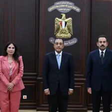 رئيس الوزراء يشهد توقيع بروتوكول تعاون بين الهيئة العامة للتنمية السياحية وجهاز مستقبل مصر لتعظيم الاستفادة من الأصول ودعم التنمية السياحية رئيس الوزراء يشهد توقيع بروتوكول تعاون بين الهيئة العامة للتنمية السياحية وجهاز مستقبل مصر. المنشاوي: هذا التعاون يفتح آفاقًا جديدة لتنمية عدد من المواقع السياحية وإقامة مشروعات متكاملة تتوافق مع المخططات التنموية للدولة الغنام: خطوة جديدة في إطار استراتيجية الجهاز لتعظيم الاستفادة من الأصول المملوكة للدولة شهد الدكتور مصطفى مدبولي، رئيس مجلس الوزراء، اليوم؛ بمقر الحكومة بمدينة العلمين الجديدة، مراسم توقيع بروتوكول تعاون بين الهيئة العامة للتنمية السياحية التابعة لوزارة الإسكان والمرافق والمجتمعات العمرانية، وجهاز مستقبل مصر للتنمية المستدامة، وذلك بحضور المهندسة راندة المنشاوي، وزيرة الإسكان والمرافق والمجتمعات العمرانية، والدكتور بهاء الغنام، المدير التنفيذي لجهاز مستقبل مصر للتنمية المستدامة، والدكتور وليد عباس، نائب وزير الإسكان والمرافق والمجتمعات العمرانية للمجتمعات العمرانية، في إطار توجه الدولة نحو تعظيم الاستفادة من الأصول، وتعزيز أوجه التنمية السياحية، ودعم جهود جذب الاستثمارات وتحقيق التنمية المستدامة. ووقع بروتوكول التعاون المهندس/ مصطفى عبد الوهاب، الرئيس التنفيذي للهيئة العامة للتنمية السياحية، واللواء/ خالد صلاح، ممثلًا عن جهاز مستقبل مصر للتنمية المستدامة، ويستهدف هذا البروتوكول تعزيز التعاون المشترك فيما يتعلق باستغلال وتطوير الأراضي المملوكة للجهاز بالمناطق السياحية، والاستفادة من الخبرات الفنية والتخطيطية للهيئة في إعداد الدراسات والمخططات اللازمة للمشروعات المزمع تنفيذها، بما يحقق الاستخدام الأمثل للأصول، ويرفع كفاءة تنفيذ المشروعات التنموية والاستثمارية. وتمت الإشارة، إلى أن توقيع البروتوكول يأتي في إطار التنسيق المستمر بين وزارة الإسكان والمرافق والمجتمعات العمرانية ممثلة في الهيئة العامة للتنمية السياحية، وجهاز مستقبل مصر للتنمية المستدامة، لدعم مستهدفات الدولة في تنمية المقاصد السياحية، وتعظيم العائد الاقتصادي من الأراضي المملوكة للدولة، وتوفير بيئة استثمارية جاذبة تعتمد على التخطيط العلمي والاستغلال الأمثل للموارد، بما يتماشى مع مستهدفات رؤية مصر 2030. وبموجب البروتوكول، تتولى الهيئة العامة للتنمية السياحية تقديم الدعم الفني والاستشاري لجهاز مستقبل مصر في إعداد الدراسات والمخططات العامة والتفصيلية للمشروعات، والمساهمة في استصدار الموافقات والتصاريح اللازمة، وتقديم الرأي الفني في مختلف مراحل التنفيذ، إلى جانب تبادل البيانات والمعلومات ذات الصلة، بما يسهم في رفع كفاءة التخطيط والتنفيذ، وتحقيق أعلى عائد اقتصادي وتنموي من المشروعات المستهدفة. كما يتضمن التعاون تشكيل لجنة تنسيقية مشتركة تضم ممثلين عن الجانبين، حيث تتولى متابعة تنفيذ بنود البروتوكول، والتنسيق المستمر بين فرق العمل، والعمل على تذليل أي معوقات قد تواجه مراحل التنفيذ، بما يضمن سرعة إنجاز المشروعات وتحقيق مستهدفاتها وفق الجداول الزمنية المحددة. ويعتمد البروتوكول على تكامل الأدوار بين الجانبين، حيث يستفيد جهاز مستقبل مصر من الخبرات الفنية والتنظيمية التي تمتلكها الهيئة العامة للتنمية السياحية في مجال التنمية السياحية، بما يسهم في تطوير مشروعات تحقق قيمة مضافة للاقتصاد الوطني، وتعزز الاستغلال الأمثل للأصول، وتدعم جهود الدولة في زيادة معدلات الاستثمار وخلق فرص تنموية جديدة بالمناطق السياحية. وعقب التوقيع، أشارت المهندسة/ راندة المنشاوي، وزيرة الإسكان والمرافق والمجتمعات العمرانية، إلى أن توقيع بروتوكول التعاون بين الهيئة العامة للتنمية السياحية، وجهاز مستقبل مصر للتنمية المستدامة، يعكس حرص الدولة على تعزيز التكامل بين مؤسساتها، وتوحيد الجهود والخبرات في تعظيم الاستفادة من الأصول المملوكة للدولة، وتوجيهها نحو مشروعات تنموية واستثمارية تحقق أعلى قيمة مضافة، خاصة في المناطق ذات المقومات السياحية والاستثمارية الواعدة. وأوضحت وزيرة الإسكان أن الهيئة العامة للتنمية السياحية تمتلك خبرات متراكمة في مجالات التخطيط والتنمية السياحية وإعداد الدراسات، مؤكدة أن هذا التعاون من شأنه أن يفتح آفاقًا جديدة لتنمية عدد من المواقع السياحية، وإقامة مشروعات متكاملة تتوافق مع المخططات التنموية للدولة، وتسهم في جذب المزيد من الاستثمارات المحلية والأجنبية، وتعظيم العائد الاقتصادي من الأصول، ودعم جهود الدولة في تحقيق التنمية العمرانية والسياحية المستدامة. من جهته، أكد الدكتور بهاء الغنام، المدير التنفيذي لجهاز مستقبل مصر للتنمية المستدامة، أن البروتوكول يمثل خطوة جديدة في إطار استراتيجية الجهاز لتعظيم الاستفادة من الأصول المملوكة للدولة، من خلال بناء شراكات مؤسسية مع الجهات الوطنية المتخصصة، بما يضمن تنفيذ مشروعات تعتمد على أسس علمية وتخطيطية تحقق أعلى عائد اقتصادي وتنموي، وتواكب مستهدفات الدولة في التنمية المستدامة. وأضاف أن التعاون مع الهيئة العامة للتنمية السياحية يوفر إطارًا مؤسسيًا يجمع بين الخبرة الفنية والإمكانات التنفيذية، بما يسهم في تطوير مشروعات سياحية واستثمارية قادرة على تعظيم القيمة الاقتصادية للأصول، وجذب الاستثمارات، ودعم التنمية العمرانية والسياحية، وتعزيز مساهمة هذا القطاع الحيوي في الاقتصاد الوطني، بما يتوافق مع رؤية مصر 2030. رئيس الوزراء يشهد توقيع بروتوكول تعاون بين الهيئة العامة للتنمية السياحية وجهاز مستقبل مصر.