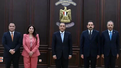 رئيس الوزراء يشهد توقيع بروتوكول تعاون بين الهيئة العامة للتنمية السياحية وجهاز مستقبل مصر لتعظيم الاستفادة من الأصول ودعم التنمية السياحية رئيس الوزراء يشهد توقيع بروتوكول تعاون بين الهيئة العامة للتنمية السياحية وجهاز مستقبل مصر. المنشاوي: هذا التعاون يفتح آفاقًا جديدة لتنمية عدد من المواقع السياحية وإقامة مشروعات متكاملة تتوافق مع المخططات التنموية للدولة الغنام: خطوة جديدة في إطار استراتيجية الجهاز لتعظيم الاستفادة من الأصول المملوكة للدولة شهد الدكتور مصطفى مدبولي، رئيس مجلس الوزراء، اليوم؛ بمقر الحكومة بمدينة العلمين الجديدة، مراسم توقيع بروتوكول تعاون بين الهيئة العامة للتنمية السياحية التابعة لوزارة الإسكان والمرافق والمجتمعات العمرانية، وجهاز مستقبل مصر للتنمية المستدامة، وذلك بحضور المهندسة راندة المنشاوي، وزيرة الإسكان والمرافق والمجتمعات العمرانية، والدكتور بهاء الغنام، المدير التنفيذي لجهاز مستقبل مصر للتنمية المستدامة، والدكتور وليد عباس، نائب وزير الإسكان والمرافق والمجتمعات العمرانية للمجتمعات العمرانية، في إطار توجه الدولة نحو تعظيم الاستفادة من الأصول، وتعزيز أوجه التنمية السياحية، ودعم جهود جذب الاستثمارات وتحقيق التنمية المستدامة. ووقع بروتوكول التعاون المهندس/ مصطفى عبد الوهاب، الرئيس التنفيذي للهيئة العامة للتنمية السياحية، واللواء/ خالد صلاح، ممثلًا عن جهاز مستقبل مصر للتنمية المستدامة، ويستهدف هذا البروتوكول تعزيز التعاون المشترك فيما يتعلق باستغلال وتطوير الأراضي المملوكة للجهاز بالمناطق السياحية، والاستفادة من الخبرات الفنية والتخطيطية للهيئة في إعداد الدراسات والمخططات اللازمة للمشروعات المزمع تنفيذها، بما يحقق الاستخدام الأمثل للأصول، ويرفع كفاءة تنفيذ المشروعات التنموية والاستثمارية. وتمت الإشارة، إلى أن توقيع البروتوكول يأتي في إطار التنسيق المستمر بين وزارة الإسكان والمرافق والمجتمعات العمرانية ممثلة في الهيئة العامة للتنمية السياحية، وجهاز مستقبل مصر للتنمية المستدامة، لدعم مستهدفات الدولة في تنمية المقاصد السياحية، وتعظيم العائد الاقتصادي من الأراضي المملوكة للدولة، وتوفير بيئة استثمارية جاذبة تعتمد على التخطيط العلمي والاستغلال الأمثل للموارد، بما يتماشى مع مستهدفات رؤية مصر 2030. وبموجب البروتوكول، تتولى الهيئة العامة للتنمية السياحية تقديم الدعم الفني والاستشاري لجهاز مستقبل مصر في إعداد الدراسات والمخططات العامة والتفصيلية للمشروعات، والمساهمة في استصدار الموافقات والتصاريح اللازمة، وتقديم الرأي الفني في مختلف مراحل التنفيذ، إلى جانب تبادل البيانات والمعلومات ذات الصلة، بما يسهم في رفع كفاءة التخطيط والتنفيذ، وتحقيق أعلى عائد اقتصادي وتنموي من المشروعات المستهدفة. كما يتضمن التعاون تشكيل لجنة تنسيقية مشتركة تضم ممثلين عن الجانبين، حيث تتولى متابعة تنفيذ بنود البروتوكول، والتنسيق المستمر بين فرق العمل، والعمل على تذليل أي معوقات قد تواجه مراحل التنفيذ، بما يضمن سرعة إنجاز المشروعات وتحقيق مستهدفاتها وفق الجداول الزمنية المحددة. ويعتمد البروتوكول على تكامل الأدوار بين الجانبين، حيث يستفيد جهاز مستقبل مصر من الخبرات الفنية والتنظيمية التي تمتلكها الهيئة العامة للتنمية السياحية في مجال التنمية السياحية، بما يسهم في تطوير مشروعات تحقق قيمة مضافة للاقتصاد الوطني، وتعزز الاستغلال الأمثل للأصول، وتدعم جهود الدولة في زيادة معدلات الاستثمار وخلق فرص تنموية جديدة بالمناطق السياحية. وعقب التوقيع، أشارت المهندسة/ راندة المنشاوي، وزيرة الإسكان والمرافق والمجتمعات العمرانية، إلى أن توقيع بروتوكول التعاون بين الهيئة العامة للتنمية السياحية، وجهاز مستقبل مصر للتنمية المستدامة، يعكس حرص الدولة على تعزيز التكامل بين مؤسساتها، وتوحيد الجهود والخبرات في تعظيم الاستفادة من الأصول المملوكة للدولة، وتوجيهها نحو مشروعات تنموية واستثمارية تحقق أعلى قيمة مضافة، خاصة في المناطق ذات المقومات السياحية والاستثمارية الواعدة. وأوضحت وزيرة الإسكان أن الهيئة العامة للتنمية السياحية تمتلك خبرات متراكمة في مجالات التخطيط والتنمية السياحية وإعداد الدراسات، مؤكدة أن هذا التعاون من شأنه أن يفتح آفاقًا جديدة لتنمية عدد من المواقع السياحية، وإقامة مشروعات متكاملة تتوافق مع المخططات التنموية للدولة، وتسهم في جذب المزيد من الاستثمارات المحلية والأجنبية، وتعظيم العائد الاقتصادي من الأصول، ودعم جهود الدولة في تحقيق التنمية العمرانية والسياحية المستدامة. من جهته، أكد الدكتور بهاء الغنام، المدير التنفيذي لجهاز مستقبل مصر للتنمية المستدامة، أن البروتوكول يمثل خطوة جديدة في إطار استراتيجية الجهاز لتعظيم الاستفادة من الأصول المملوكة للدولة، من خلال بناء شراكات مؤسسية مع الجهات الوطنية المتخصصة، بما يضمن تنفيذ مشروعات تعتمد على أسس علمية وتخطيطية تحقق أعلى عائد اقتصادي وتنموي، وتواكب مستهدفات الدولة في التنمية المستدامة. وأضاف أن التعاون مع الهيئة العامة للتنمية السياحية يوفر إطارًا مؤسسيًا يجمع بين الخبرة الفنية والإمكانات التنفيذية، بما يسهم في تطوير مشروعات سياحية واستثمارية قادرة على تعظيم القيمة الاقتصادية للأصول، وجذب الاستثمارات، ودعم التنمية العمرانية والسياحية، وتعزيز مساهمة هذا القطاع الحيوي في الاقتصاد الوطني، بما يتوافق مع رؤية مصر 2030. رئيس الوزراء يشهد توقيع بروتوكول تعاون بين الهيئة العامة للتنمية السياحية وجهاز مستقبل مصر.