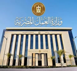 قرار رئيس مجلس الوزراء بتشكيل "المجلس الأعلى للتشاور الإجتماعي" خطوة تنفيذية لتفعيل أحكام قانون العمل رقم 14 لسنة 2025.. قرار رئيس مجلس الوزراء بتشكيل "المجلس الأعلى للتشاور الإجتماعي" خطوة تنفيذية لتفعيل أحكام قانون العمل رقم 14 لسنة 2025. وترجمة عملية لفلسفة الحوار الاجتماعي التي أقرها المشرّع لترسيخ الحوار بين الحكومة وأصحاب الأعمال والعمال -القرار تفعيلاً لنصوص القانون.. والوزير يترأس المجلس ويقود آلية الحوار الثلاثي بما يعزز استقرار سوق العمل ويدعم الاستثمار والإنتاج توضح وزارة العمل للرأي العام أن قرار رئيس مجلس الوزراء بشأن تشكيل "المجلس الأعلى للتشاور الاجتماعي" يأتي تنفيذًا مباشرًا لأحكام قانون العمل رقم 14 لسنة 2025، وليس إنشاءً لكيان جديد خارج الإطار القانوني، حيث نصت المادة (188) من القانون على إنشاء المجلس بالوزارة المختصة، ومنحه الشخصية الاعتبارية العامة، بهدف تعزيز التعاون والتشاور والحوار بين أطراف العمل الثلاثة، بما يحقق التوازن والاستقرار في علاقات العمل الفردية والجماعية...ففد نصت المادة (190) على أن يكون المجلس برئاسة الوزير المختص بشؤون العمل، وأن يضم ممثلين عن أطراف العمل الثلاثة، على أن يصدر بتشكيله ونظام عمله قرار من رئيس مجلس الوزراء، ومن ثم يأتي القرار في إطار استكمال الإجراءات القانونية اللازمة لتفعيل المجلس ومباشرة اختصاصاته وفقًا لما حدده القانون. ويمثل المجلس الأعلى للتشاور الاجتماعي إحدى الآليات الوطنية الرئيسية لترسيخ الحوار الاجتماعي، من خلال جمع ممثلي الحكومة وأصحاب الأعمال والمنظمات النقابية العمالية في إطار مؤسسي يتيح التشاور وتبادل الرؤى حول قضايا العمل، ويسهم في بناء التوافق بين أطراف العملية الإنتاجية...وحدد قانون العمل اختصاصات المجلس، وفي مقدمتها رسم السياسات القومية للتشاور الثلاثي والحوار الاجتماعي، وتهيئة بيئة محفزة على التشاور والتعاون وتبادل المعلومات بين أطراف العمل الثلاثة، بما يتفق مع السياسة العامة للدولة، إلى جانب إبداء الرأي في مشروعات القوانين المتعلقة بالعمل والحماية الاجتماعية والمنظمات النقابية والعلاقات الصناعية والقوانين ذات الصلة...كما يختص المجلس بإبداء الرأي في اتفاقيات العمل الدولية والعربية قبل التصديق عليها، وإعداد الدراسات اللازمة بشأن الفجوات التشريعية والتنفيذية، واقتراح الحلول المناسبة للحد من منازعات العمل الجماعية على المستوى القومي، لاسيما في ظل الأزمات الاقتصادية التي قد تؤثر على استقرار المنشآت أو نشاطها. وتؤكد وزارة العمل أن دورها في هذا الإطار دور مؤسسي أصيل حدده القانون، حيث يترأس الوزير المختص المجلس، وتوفر الوزارة الإطار التنظيمي والفني اللازم لتمكينه من أداء مهامه، في إطار يقوم على المشاركة والتشاور وتبادل الرؤى بين أطراف العمل الثلاثة، بما يضمن الوصول إلى حلول متوازنة تراعي مصالح جميع الأطراف...ويعكس تفعيل المجلس توجه الدولة نحو ترسيخ الحوار الاجتماعي كأداة رئيسية لتحقيق الاستقرار في سوق العمل، والتوازن بين حقوق العمال ومصالح أصحاب الأعمال، بما يدعم بيئة الاستثمار والإنتاج، ويساعد على الحد من المنازعات، وتهيئة مناخ أكثر استقرارًا لنمو الأعمال وتوفير فرص العمل....وتؤكد وزارة العمل أن الدولة المصرية تمضي، من خلال هذا الإطار التشريعي والمؤسسي، في ترسيخ نهج الحوار والتوافق والشراكة بين الحكومة وأصحاب الأعمال والعمال، باعتباره أحد المرتكزات الأساسية لحماية حقوق العمال، ودعم أصحاب الأعمال، وزيادة الإنتاج، وتعزيز الاستثمار، وتحقيق أهداف التنمية الشاملة.بتوجيه من فخامة الرئيس عبدالفتاح السيسي رئيس الجمهورية وتدعو الوزارة وسائل الإعلام والرأي العام إلى قراءة قرار تشكيل المجلس في إطاره القانوني الصحيح، باعتباره خطوة تنفيذية لتفعيل أحكام قانون العمل رقم 14 لسنة 2025، وترجمة عملية لفلسفة الحوار الاجتماعي التي أقرها المشرّع، بما يعزز العمل المؤسسي ويخدم المصالح المشتركة للدولة وأطراف العملية الإنتاجية. قرار رئيس مجلس الوزراء بتشكيل "المجلس الأعلى للتشاور الإجتماعي" خطوة تنفيذية لتفعيل أحكام قانون العمل رقم 14 لسنة 2025.